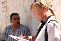 Un angajat al Oficiului pentru ajutor umanitar, culegand informatii de la un refugiat irakian.  CE