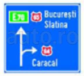 Presemnalizarea directiilor la o intersectie de drumuri din afara localitatii 