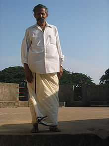 https://upload.wikimedia.org/wikipedia/en/thumb/1/14/Achan-dhoti-tipu-sultan-fort.jpg/220px-Achan-dhoti-tipu-sultan-fort.jpg