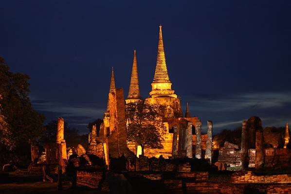 File:Wat Phra Si Sanphet Ayutthaya at night.jpg