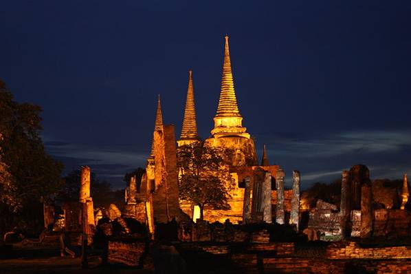 File:Wat Phra Si Sanphet Ayutthaya at night.jpg