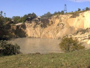 Prabusire de teren in zona Ocnele Mari, jud. Valcea, (Romania). Exploatarea rezervelor de sare din subteran au determinat formarea unor caverne care, in timp s-s-s-au prabusit, formand depresiuni la suprafata solului.