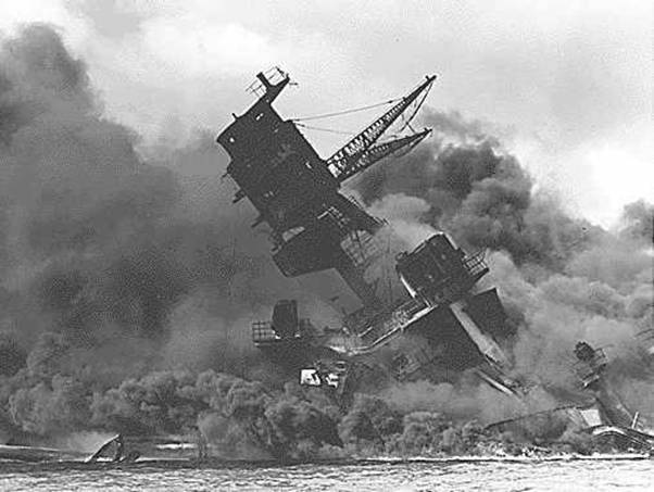 C:Documents and SettingsdaescuDesktopistorie in imaginiPearl_Harbor_USS_Arizona_ablaze.jpg