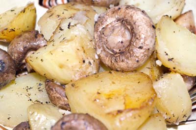 Cartofi la cuptor cu ciuperci si usturoi Cartofi la cuptor cu ciuperci si usturoi